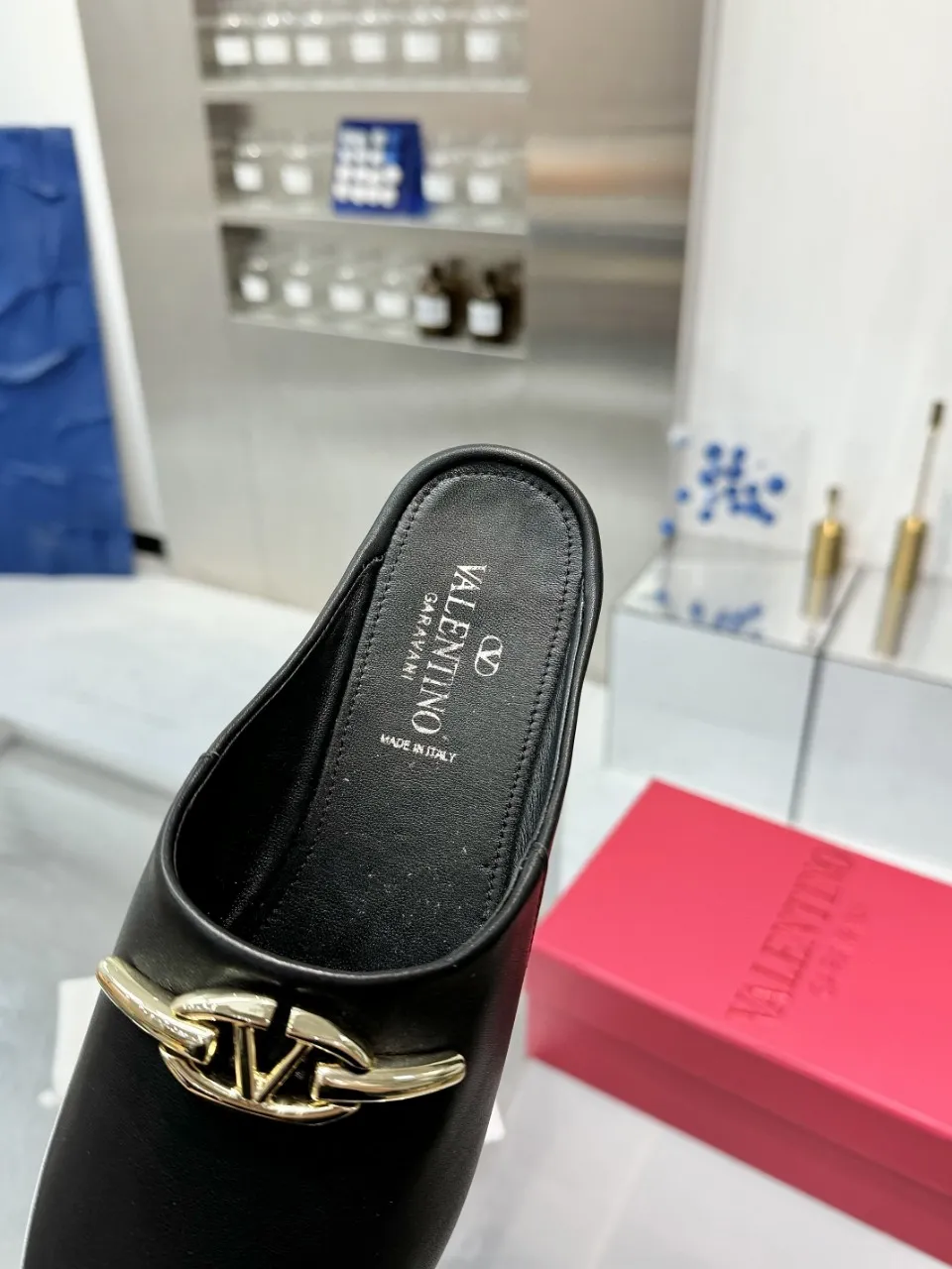 👟👟Ex-factory price 520👟👟 Valentino’s hottest new product in 2025, the new slippers are also easy to wear...😈😈😈 The latest logo buckle Perfectly combined with sexiness❤️‍🔥❤️‍🔥❤️‍🔥❤️‍🔥It is simply the pinnacle of summer fashion💖💖💖💖Original replica Outsole: Italian genuine leather outsole Heel height: Flat heel Size: 35-39 (40 41 42 customization is non-returnable and non-exchangeable)